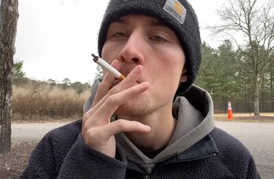 Лечение зависимости от табакокурения в Кстово Мужчина с сигаретой делает затяжку